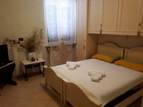 ein Schlafzimmer mit einem großen Bett mit Handtüchern darauf in der Unterkunft Appartamento per le vacanze ,, Villa Miky,, in Pairola