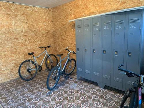 two bikes parked next to lockers in a gym at Studio à 6 min à pied du centre in Albi