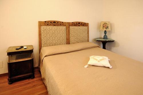 una camera con letto e tavolo con lampada di COUNTRY HOUSE a Sezze