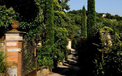 a garden with a fence and trees at COUNTRY HOUSE in Sezze