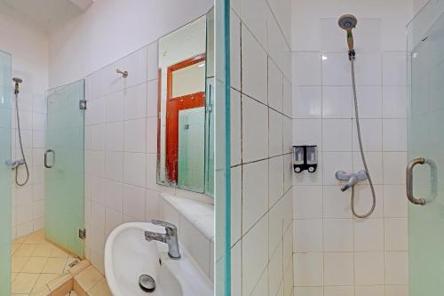 bagno con orinatoio, lavandino e specchio di Guest House Simalem a Legian