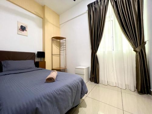 1 dormitorio con cama y ventana grande en 3BR Mount Austin @Midori Green (1 to 8pax), en Johor Bahru