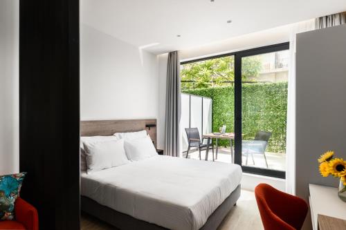 - une chambre avec un lit et un balcon dans l'établissement Hestia - Averof 7, à Athènes