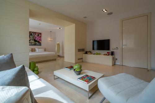uma sala de estar com um sofá e uma mesa em Casa dell'Arte Hotel of Arts & Leisure em Torba
