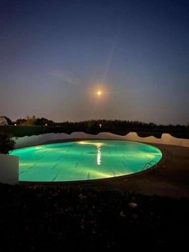 - une petite piscine d'eau verte la nuit dans l'établissement Première ligne au Couchant Appartement t3 pour 6 personnes N112, à La Grande Motte