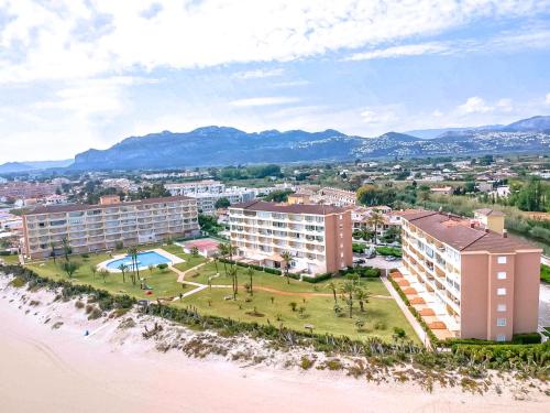 an aerial view of a resort next to the beach at Apartamento Primera Línea Marines Racons, Les Deveses, Denia in Casas Devesa