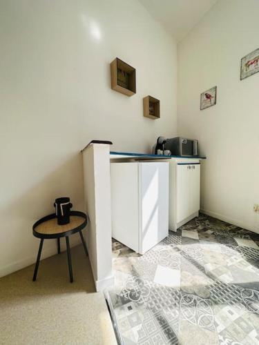 a small kitchen with a table and a counter at Appartement confortable in Laon