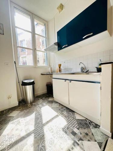 a kitchen with a sink and a counter top at Appartement confortable in Laon