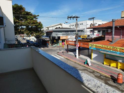 een uitzicht op een stadsstraat vanuit een gebouw bij Residencial Terrazas in Florianópolis