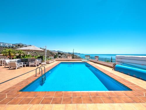 een zwembad op een patio met de oceaan op de achtergrond bij Luxury villa with private pool and 7 bedrooms in Torrox