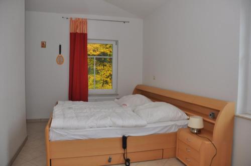 - une chambre avec un lit et une fenêtre dans l'établissement FeWo Sonnenblick, à Zinnowitz