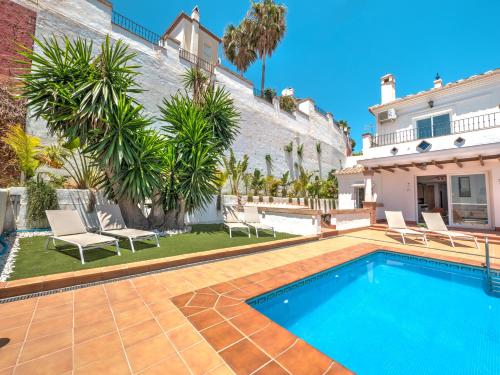 een zwembad in de achtertuin van een huis bij Luxury villa with private pool and 7 bedrooms in Torrox