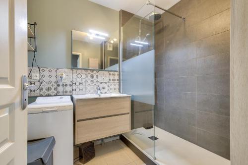 une salle de bain avec douche et lavabo dans l'établissement Évasion près du port des Sables d'Olonne, à Les Sables-dʼOlonne