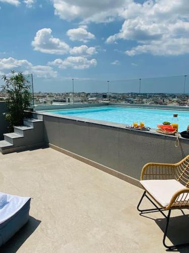 Kolam renang di atau dekat dengan New 2BD aprt with Shared Rooftop Pool D3
