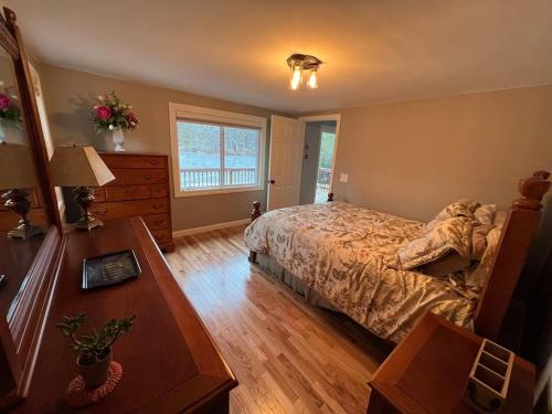- une chambre avec un lit, une commode et une table dans l'établissement Country Lake Oasis, à Woodstock