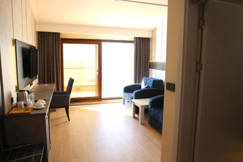 TV a/nebo společenská místnost v ubytování Hotel Lazlakar
