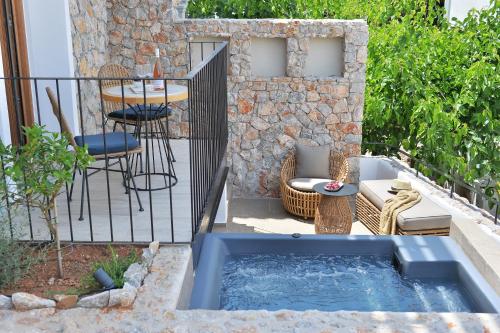Aktaion Beach Boutique Hotel & Spaにあるパティオまたは屋外エリア