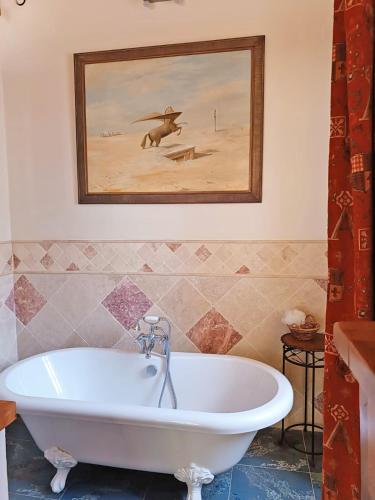 La salle de bains est pourvue d'une baignoire et d'une photo murale. dans l'établissement Val Rive - Fryer Apartment, à Dinan