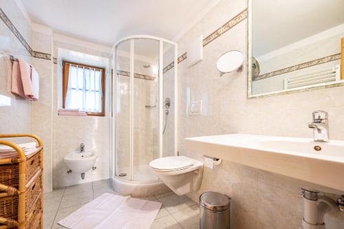 ein Bad mit einem WC, einem Waschbecken und einer Dusche in der Unterkunft Mitterbruggehof Apt Enzian in Anterselva di Mezzo