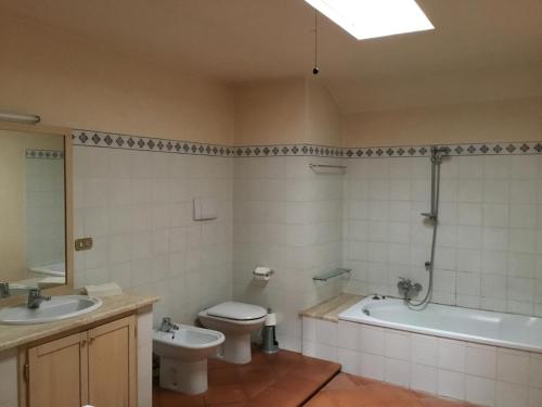 ein Badezimmer mit einer Badewanne, einem WC und einem Waschbecken in der Unterkunft Corte degli Artisti in Sedegliano