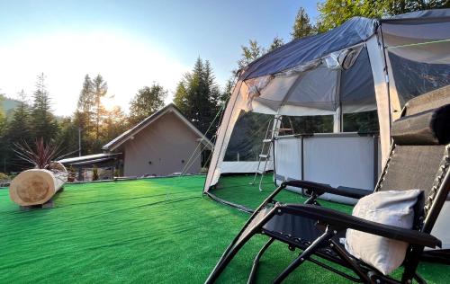 a tent on top of a green lawn at Domek Pierwiosnek Ustroń - cisza, las, balia i totalny relaks - Ucieknij od zgiełku i poczuj spokój natury in Ustroń
