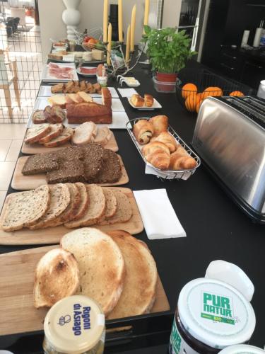a long buffet of bread and pastries on a table at Villa Tiffany in Braine-lʼAlleud