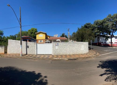 Una recinzione di pietra con una casa dietro. di Casa Martino a Brotas