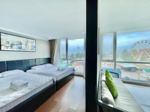 Habitación de hotel con 2 camas y noria en Nice Oasky Vung Tau Apartment 88, en Vung Tau