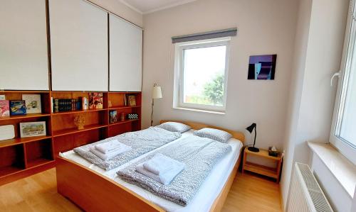 Un pat sau paturi într-o cameră la Belvárosi ház gyönyörű panorámával
