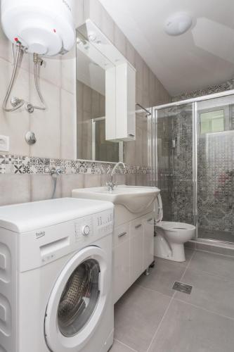 a bathroom with a washing machine and a sink at apartman 2 in Budva