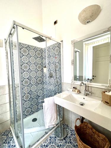 Bilik mandi di Villa Cavalieri Country Hotel