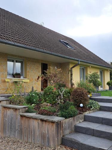 a house with a wooden fence and stairs in front of it at Charmant logement avec parking gratuit sur place in Barr