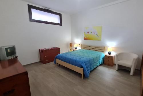 ein Schlafzimmer mit einem Bett und einem TV. in der Unterkunft Dasylirion Vacanze in Cursi