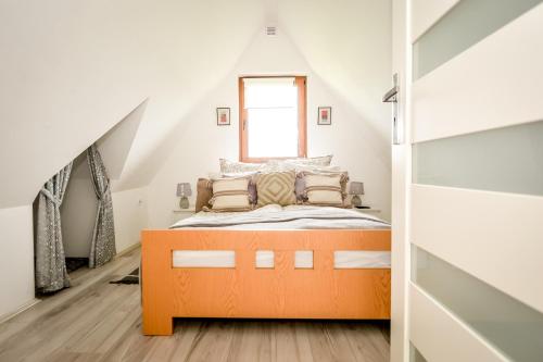 a bedroom with a bed in a attic at Apartamenty Dwupoziomowe Na Dwa Widoki z Jacuzzi & Sauna in Zakopane