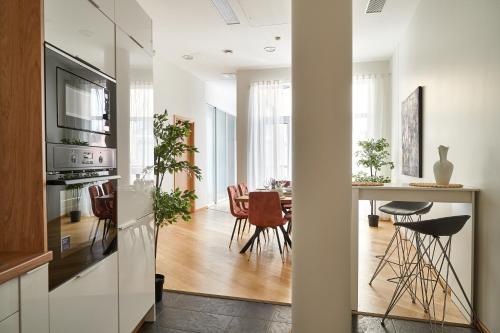 uma cozinha e sala de estar com mesa e cadeiras em Alexander apartment em Riga
