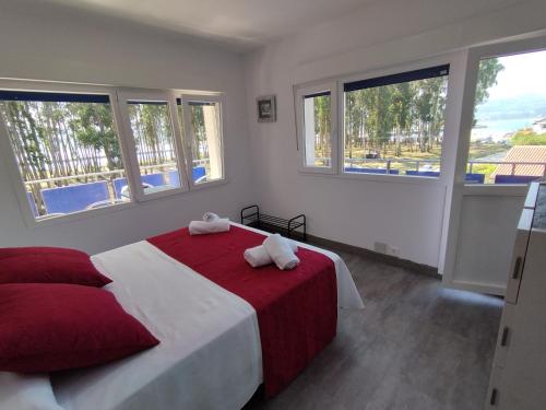 um quarto com uma cama com duas toalhas em Apartamento Pie de Playa, El Puntal-Villaviciosa em Villaviciosa