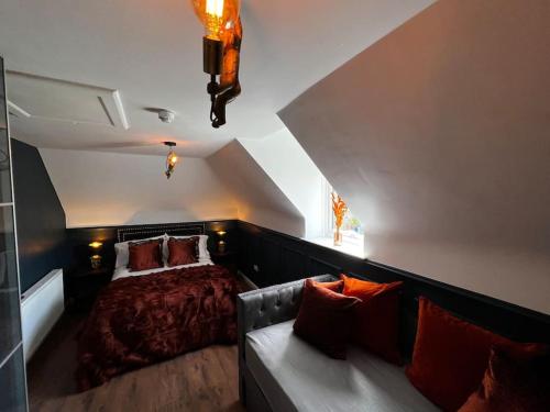 羅斯林的住宿－Roslin Templar loft，一间卧室配有一张床和一张沙发