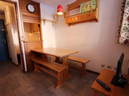 une table et un banc dans une pièce avec une horloge dans l'établissement Studio cosy 4 pers, Vallandry, proche pistes, balcon, TV - FR-1-411-787, à Landry