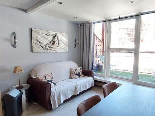 un salon avec un canapé et une table dans l'établissement Appartement 3 pièces en duplex, skis aux pieds, pour 6 personnes – Arc 1800 - FR-1-411-836, à Bourg-Saint-Maurice