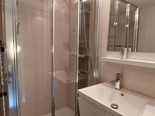 une salle de bain avec douche et lavabo dans l'établissement Appartement 3 pièces en duplex, skis aux pieds, pour 6 personnes – Arc 1800 - FR-1-411-836, à Bourg-Saint-Maurice