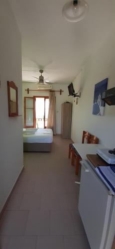 une chambre avec un lit au milieu d'une pièce dans l'établissement Pansion Platana, à Glossa