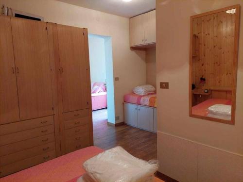 Zimmer mit einem Schlafzimmer mit 2 Betten und einem Spiegel in der Unterkunft Betulla Bianca Bedollo Ospitar in Bedollo