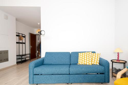 a blue couch sitting in a living room at Mamo's Belvedere by Holiday Solutions in Faggeto Lario 