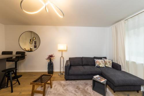 sala de estar con sofá y mesa en Flaka's Apartment en Viena
