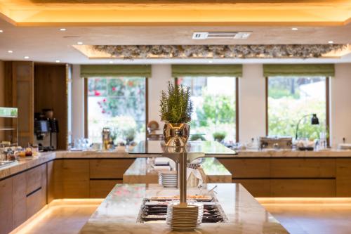 Alpbacherhof Mountain & Spa Resortにあるキッチンまたは簡易キッチン