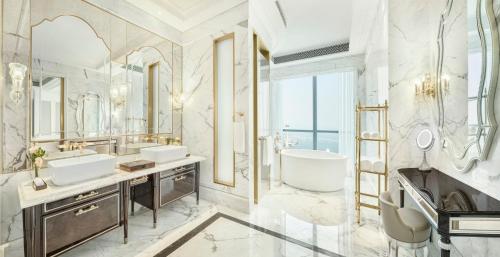 Un baño de The St. Regis Zhuhai