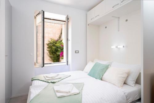 Ένα ή περισσότερα κρεβάτια σε δωμάτιο στο Clock Tower Apartment - ZF Hvar Center