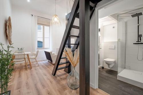 Habitación con baño con escalera y aseo. en  Le Bohème superbe Loft fonctionnel et central, en Saint-Étienne