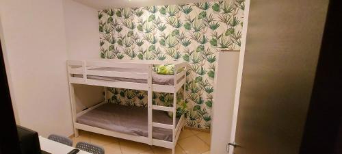 a small room with a white shelf and a wall at Casa vacanze Fantasia - Nuovo! Accogliente appartamento in Barletta