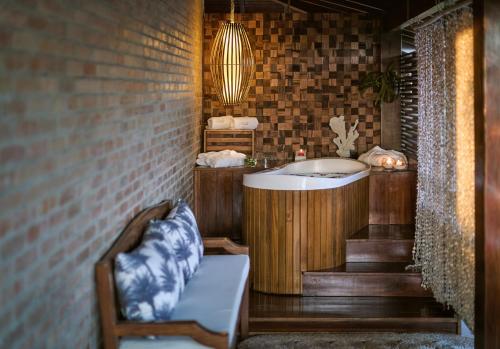 a bathroom with a bath tub and a staircase at Pousada Jeribá in Jericoacoara